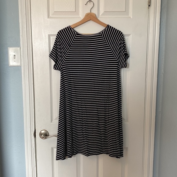 Old Navy - black and white striped t-shirt dress - size L - Picture 2 of 3